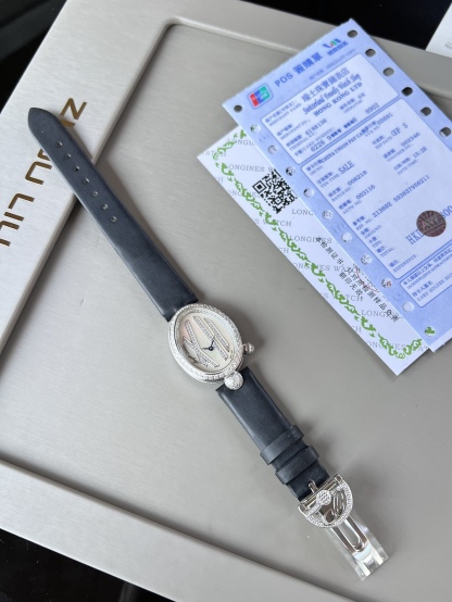 優雅出品史上最強復刻女表——寶璣那不勒斯皇后  黃金殼  系列驚艷登場，修正市場版本的所有不足，高貴典雅，盡顯女王風範！
【表殼】腕表尺寸分別為中號36.5x28.5毫米 小號33 x 25毫米
鵝卵形表殼高雅大氣，表殼外緣飾有錢幣紋。表圈和表殼周圍鑲嵌共117顆施華洛水晶（約0.99克拉）。表冠處鑲有一顆梨形晶石（約0.26克拉）
【精彩細節】
1.與原裝吻合，在表殼背部均打有貴金屬標識，效果清晰工整，彰顯腕表檔次。2.穹面玻璃，從側面看不僅有魚眼效果，還能折射鑽石帶來的璀璨光芒，更顯腕表高貴血統。
3