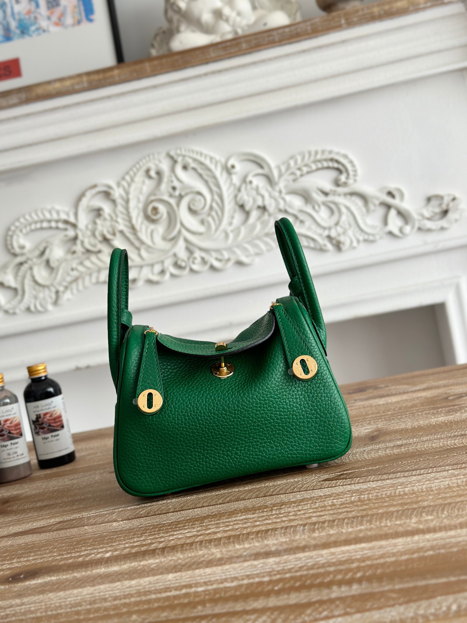 琳迪lindy 19cm	
Tc皮 蜜蠟線半手工縫製
lindy19保留了琳迪包所有細節的完整設計，側口袋、拉鍊等全部都是經典的設計√
這只小可愛暴擊了多少人的少女心