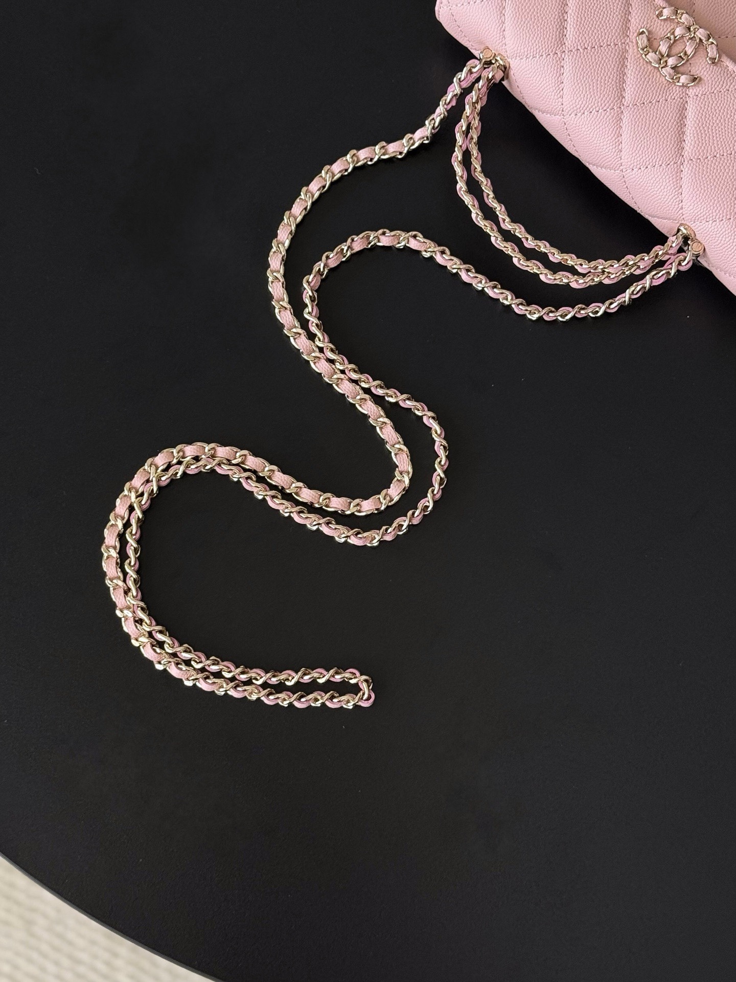 Chanel 25S 新款本季 最火的小球牛皮Kelly 手柄包
這顆絕對是黑馬
第一眼看到就深深愛上💕
顏值不必說 直接閉眼入不會錯
很好打理 也是百搭型
實現了單背斜挎腋下背手拎的效果📷
簡直就是福音〰️
很精緻 值得珍藏🔝

五金：全鋼18K淺金
皮料：獨家Haas小牛皮
尺寸：𝟏8*𝟏0*4.𝟓 𝚌𝚖
型號：AS3238