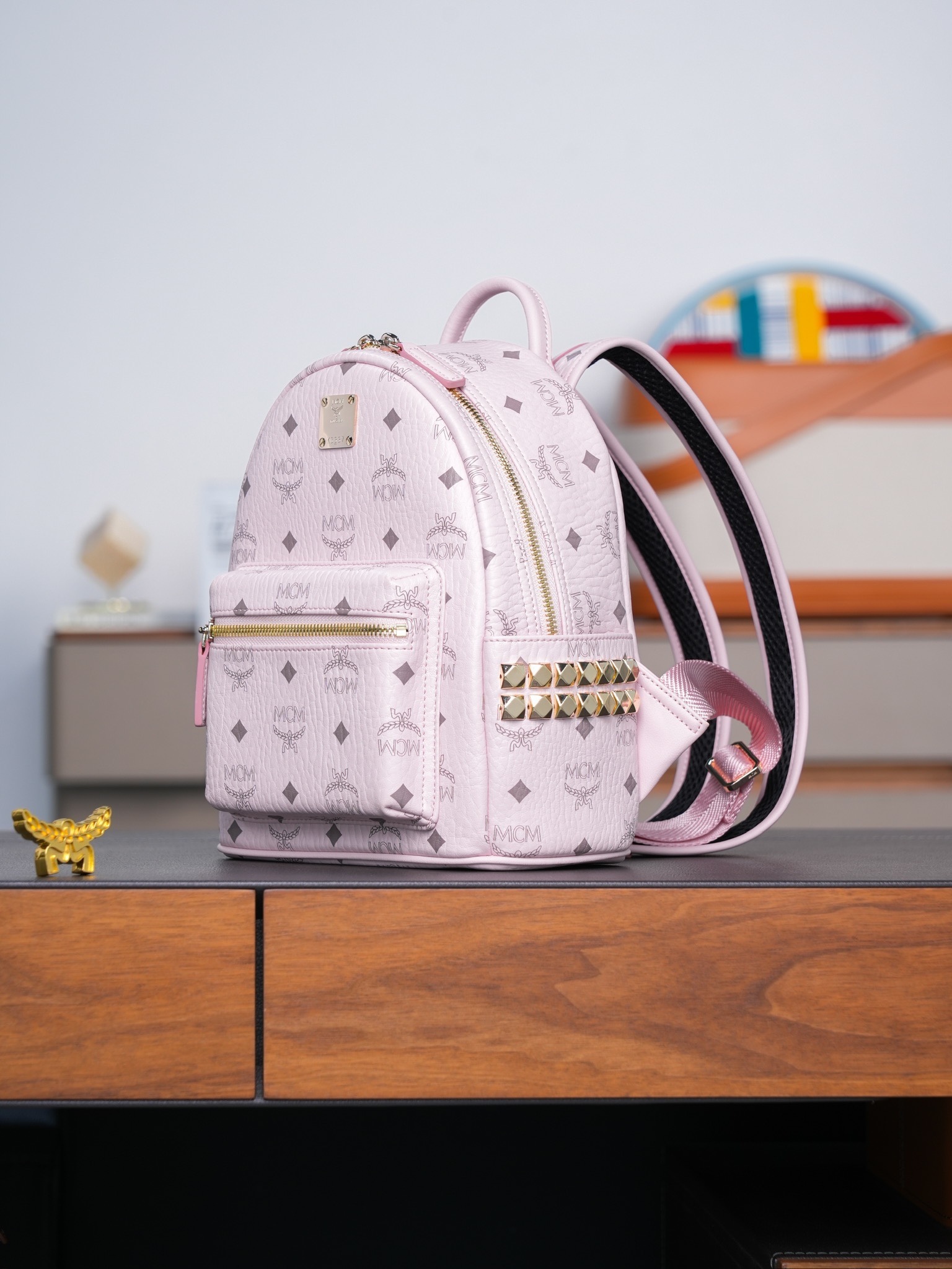 𝙈𝘾𝙈 𝙎𝙩𝙖𝙧𝙠 𝙎𝙞𝙙𝙚 𝙎𝙩𝙪𝙙𝙨𝘽𝙖𝙘𝙠𝙥𝙖𝙘𝙠 𝙞𝙣 𝙑𝙞𝙨𝙚𝙩𝙤𝙨
轻雾粉迷你号#铆钉双肩背包

新升级最高版本
·CP独家出品®️轻雾粉色
这款Visetos经典花纹人造革双肩背包采用金字塔形铆钉装饰及天然皮革饰边设计。
这款迷你Stark双肩包堪称便携包袋中的杰作，完美诠释了环球旅行者无拘无束的精神境界。包袋采用粉色Visetos人造革及皮革制成，因以精致方式收纳小型电子产品及配件而广为人知。多