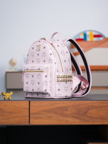 𝙈𝘾𝙈 𝙎𝙩𝙖𝙧𝙠 𝙎𝙞𝙙𝙚 𝙎𝙩𝙪𝙙𝙨𝘽𝙖𝙘𝙠𝙥𝙖𝙘𝙠 𝙞𝙣 𝙑𝙞𝙨𝙚𝙩𝙤𝙨
轻雾粉迷你号#铆钉双肩背包

新升级最高版本
·CP独家出品®️轻雾粉色
这款Visetos经典花纹人造革双肩背包采用金字塔形铆钉装饰及天然皮革饰边设计。
这款迷你Stark双肩包堪称便携包袋中的杰作，完美诠释了环球旅行者无拘无束的精神境界。包袋采用粉色Visetos人造革及皮革制成，因以精致方式收纳小型电子产品及配件而广为人知。多