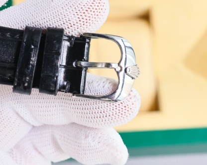 新品特推🔥🔥勞力士ROLEX（實拍圖）商務系列，全表採用316L精鋼，高檔大氣！316L精鋼打造完美多邊形弧度表殼！搭配進口藍寶石玻璃，意大利防水皮帶，原裝針扣！！！搭載原裝進口全自動機械機芯（零返修） ，直徑尺寸40mm 深度防水。 產品實物光澤手感更佳精湛  字盤刻度栩栩如生  殼套工藝都是宗師級別輕身檢驗 加上新時代機器高技鍛造  上手震撼尊貴非凡🔥AD出品 精品不斷🔥