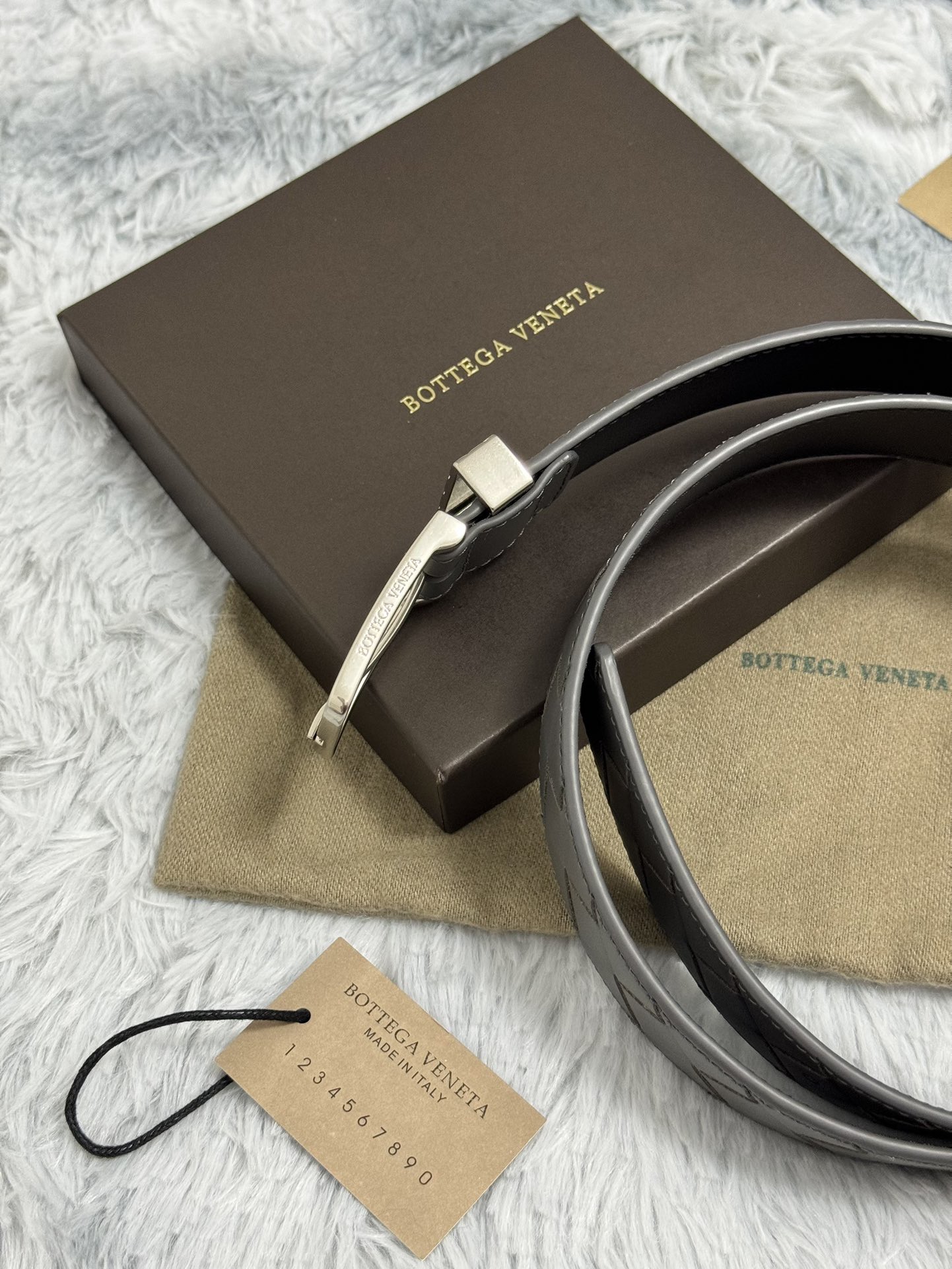 BOTTEGA VENETA   3.5cm   
手工編織牛皮經典之作
每個細節都體現出至高的品味和格調
整體造型增添優雅韻味  
低調奢華的典範
優雅迷人氣息
精緻的手工藝製作