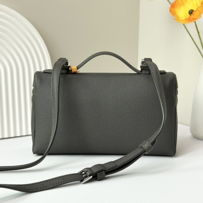 𝓛𝓸𝓻𝓸 𝓟𝓲𝓪𝓷𝓪諾悠翩雅
𝑬𝒙𝒕𝒓𝒂 𝑷𝒐𝒄𝒌𝒆𝒕 𝑳𝟏𝟗 
這是一款大開口結構的功能性設計的手拿包，經典風格和簡約設計的組合體。包身採用進口原廠小牛皮材質，輕微的錘紋呈現優雅的紋理，內里採用進口原廠小羊皮。皮革手柄和可拆卸肩帶，可打造出不同背法實用百搭。雙向拉鍊開合，搭配My Charms銀色金屬掛飾。（LP特級全鋼配件五金）
size：11×19×6.5cm
貨號：FAN4046
配套全套專櫃禮盒包裝🎁