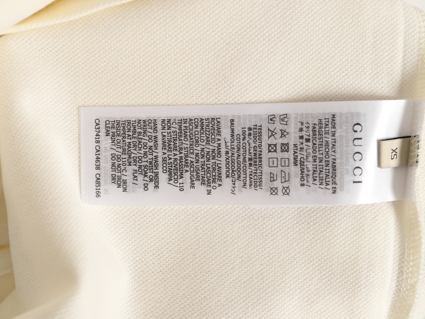 Gucci/古馳 24ss 胸口雙G刺繡Polo短袖
原品購入，採用60支雙股250克重棉氨混紡雙面珠地面料，條紋相間拼色衣領定為雙系統提花定織扁機製成。GG互扣刺繡圖案採用進口田島機器，榻榻米刺繡搭配挨針繡工藝，刺繡非常的飽滿，精細針法綿密，以榻榻米刺繡工藝打底，挨針繡描廓邊緣及字母繡花，層次清晰豐富立體。前胸無明線無散口雙層面筒，袖口縫盤螺紋同為扁機織造，採用TAJIMA進口機台加工，人工手縫領標開背領標帶防偽芯片，紐扣開模天然塔羅貝炭黑刻字牛角扣，三標輔料同步定 制。經典翻領設計