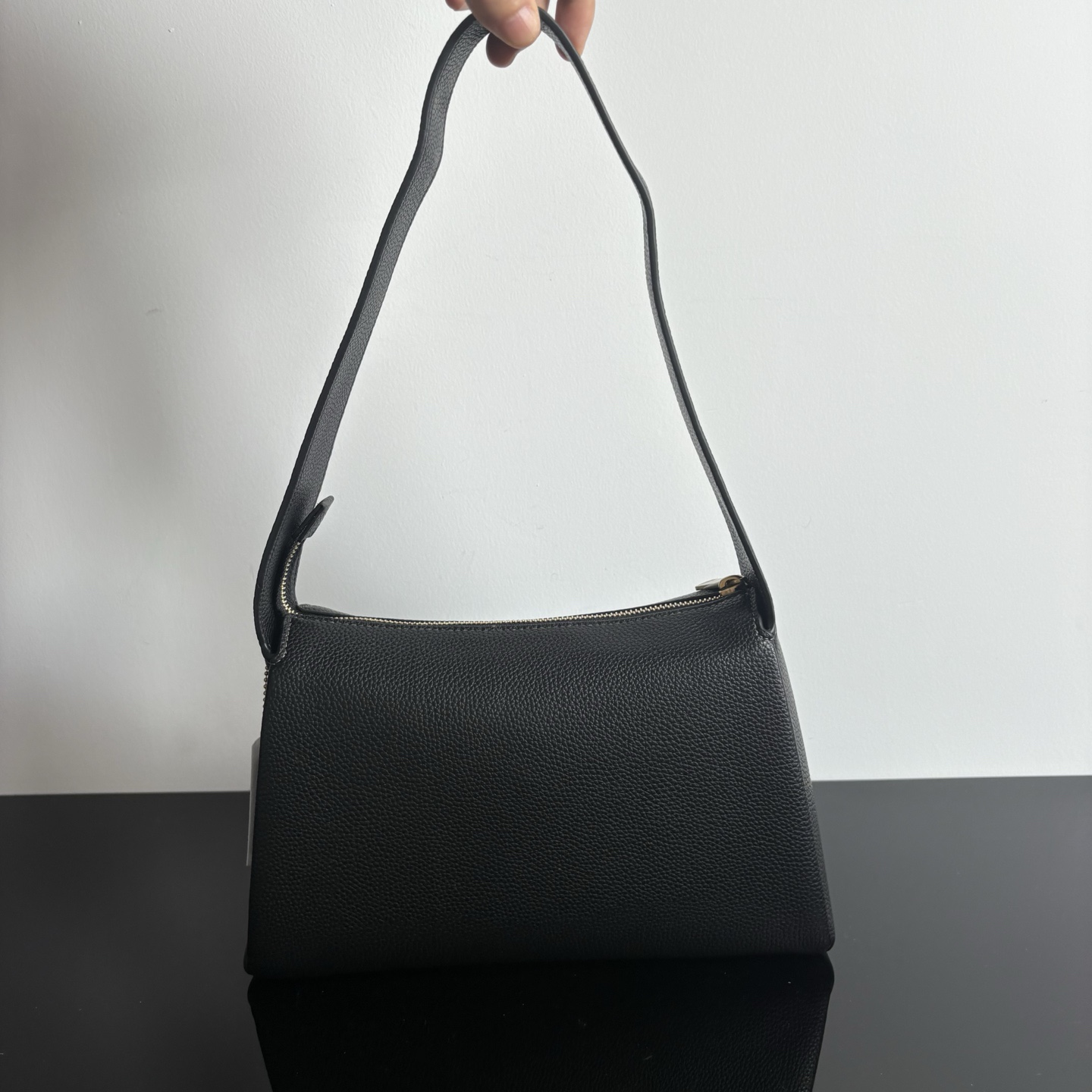 
新款hobo腋下包：CCC45荔枝紋黑色 灰色 酒紅
          CCC48鹿皮棕色 CCC48鹿皮墨綠
作為腋下包超級鬆弛下垂的風格，秋冬單品 容量超大還帶了一個磁扣的暗袋，出行遊玩或通勤都特別實用的一款。

尺寸：10*18*29。