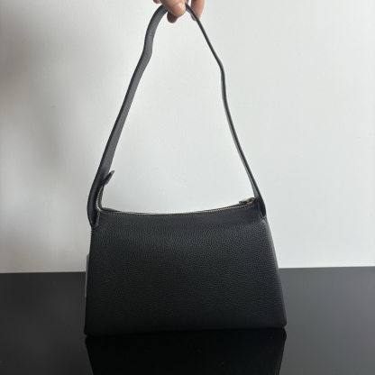 
新款hobo腋下包：CCC45荔枝紋黑色 灰色 酒紅
          CCC48鹿皮棕色 CCC48鹿皮墨綠
作為腋下包超級鬆弛下垂的風格，秋冬單品 容量超大還帶了一個磁扣的暗袋，出行遊玩或通勤都特別實用的一款。

尺寸：10*18*29。