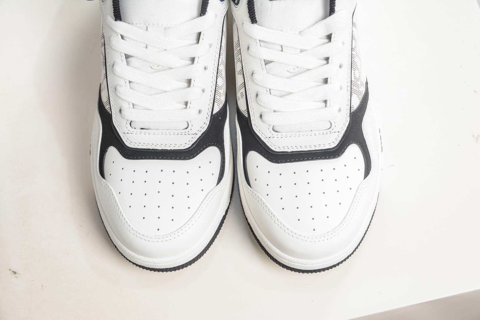 迪奧 B27休閒運動鞋 延續 Dior的經典款式B27 
尺碼：39 40 41 42 43 44 45