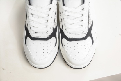 迪奧 B27休閒運動鞋 延續 Dior的經典款式B27 
尺碼：39 40 41 42 43 44 45