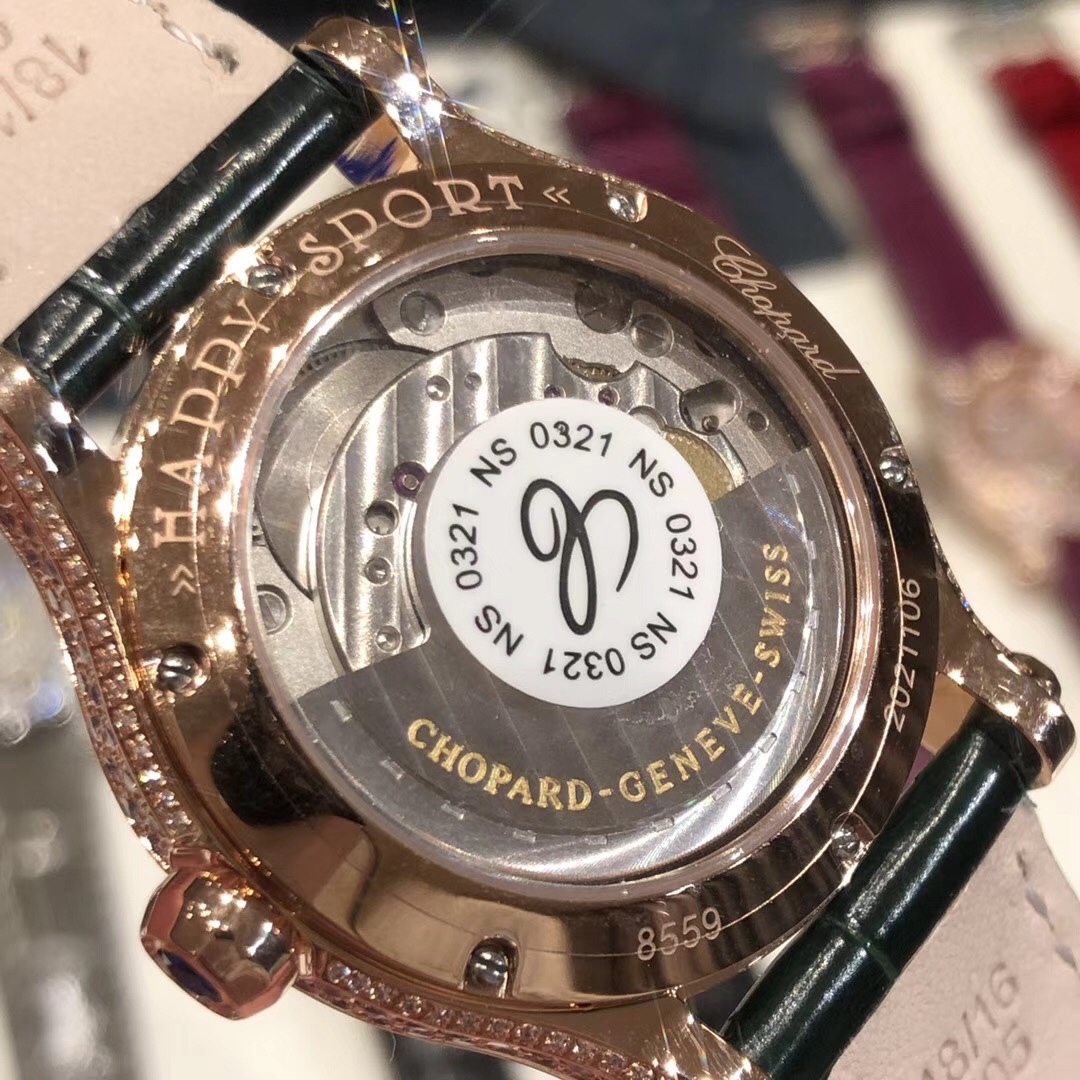 （NL）2025最新款滿天星   原裝搭配美洲鰐魚錶帶 搭配原莊進口日本9015機芯 蕭邦（HAPPY DIAMONDS）作為蕭邦最暢銷的系列一直以細膩的手法詮釋蕭邦標誌性靈動鑽石的概念，此系列作品柔美而時尚，都說男戴萬國女戴蕭邦 有金（進）有鑽（賺）寓意也很好。錶盤內的鑽石滾珠可自由滑行轉動，時來運轉 財運滾滾，讓每一位女性都以最迷人的造型驚艷世人。 這次給大家帶來的蕭邦快樂鑽系列 這次給大家帶來的蕭邦快樂鑽系列 是肖邦旗下最具代表性的腕表 最有特色的夾層玻璃的7顆，7顆鑽石產生自旋 猶如舞蹈