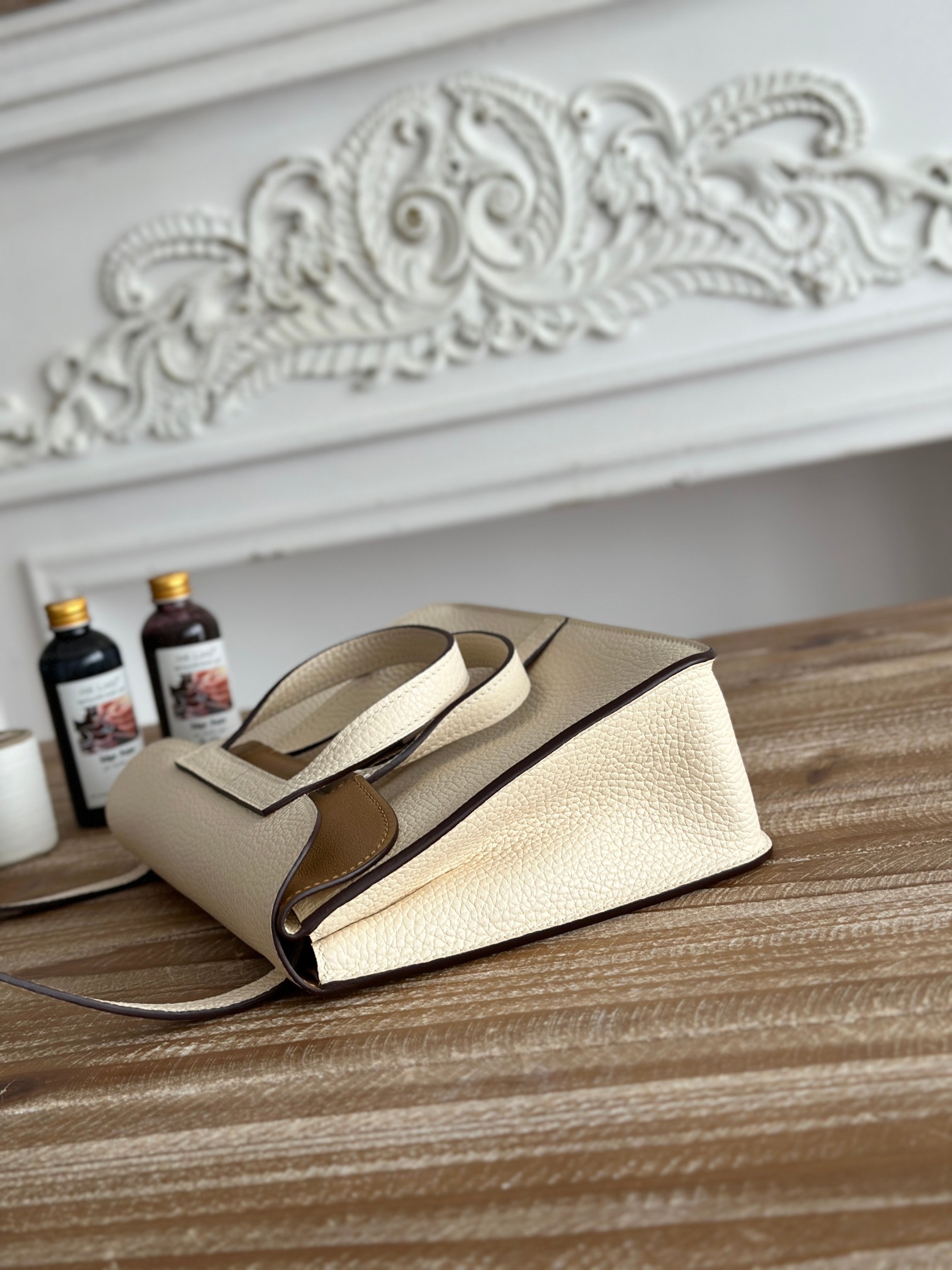 馬蹄包  半手工蠟線	Halzan	
 能滿足各種背法的!!
①手拎包②斜挎包③單肩包④手拿包
togo皮、五金細緻到油邊 無處不精緻√ 
尺寸：25cm