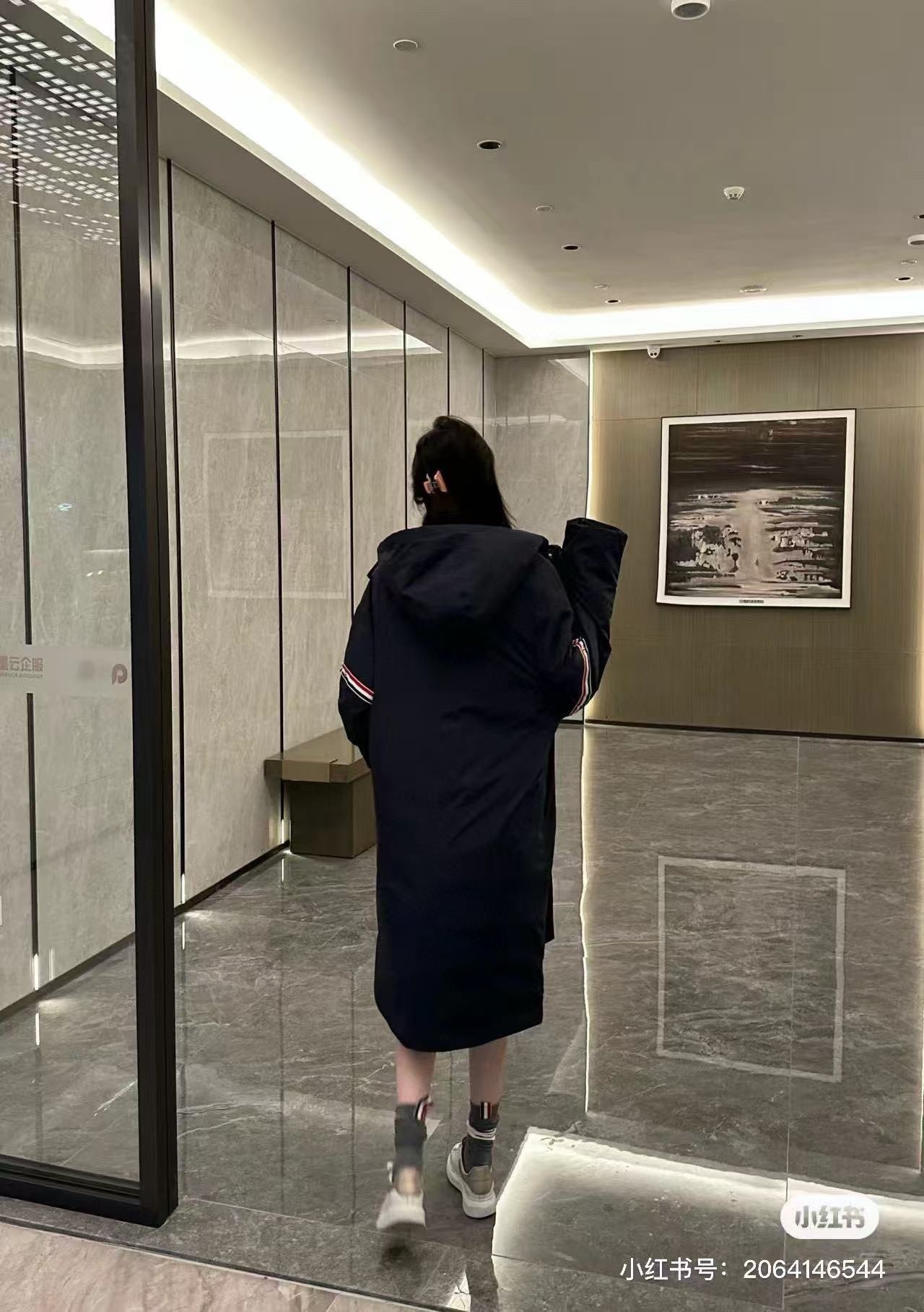 Thom Browne/湯姆布朗 袖標織帶長款羽絨服
採用進口90鴨絨填充 內外里加雙層內膽不會跑毛 高密度防風抗寒功能性面料 手感柔軟舒適  工藝更是精湛 嚴防鑽絨 採用國際先進的真空充絨技術 增加空氣隔層 不損傷羽線 能保持羽原有的柔軟性、彈性及手感 將羽絨的保暖性發揮到最佳！
N Size :1-3