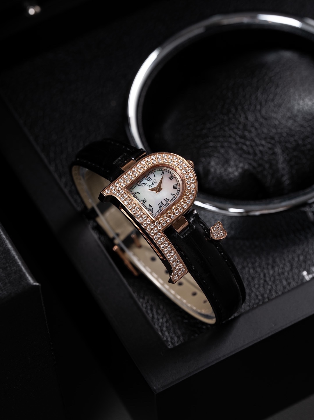 🎀終極修正版已到貨 ，全面到貨🎀🎀🎀」Piaget伯爵做為全世界最著名的頂級珠寶品牌 Piaget從未讓那些傾慕其品牌設計元素的炒粉們失望過，值得推薦的是本次由日本.Tokyo東京銀座 做為主辦初展，推出的The theme is meeting  love  遇見愛情系列更是在推出後，不到11個小時就被哄搶而光，經典的P字形品牌設計元素與丘比特愛神之箭竟能結合的如此恰到好處，成為了繼LIMELIGHT Gala和Black-TIE黑帶系列又一經典美作，腕表的細節方面