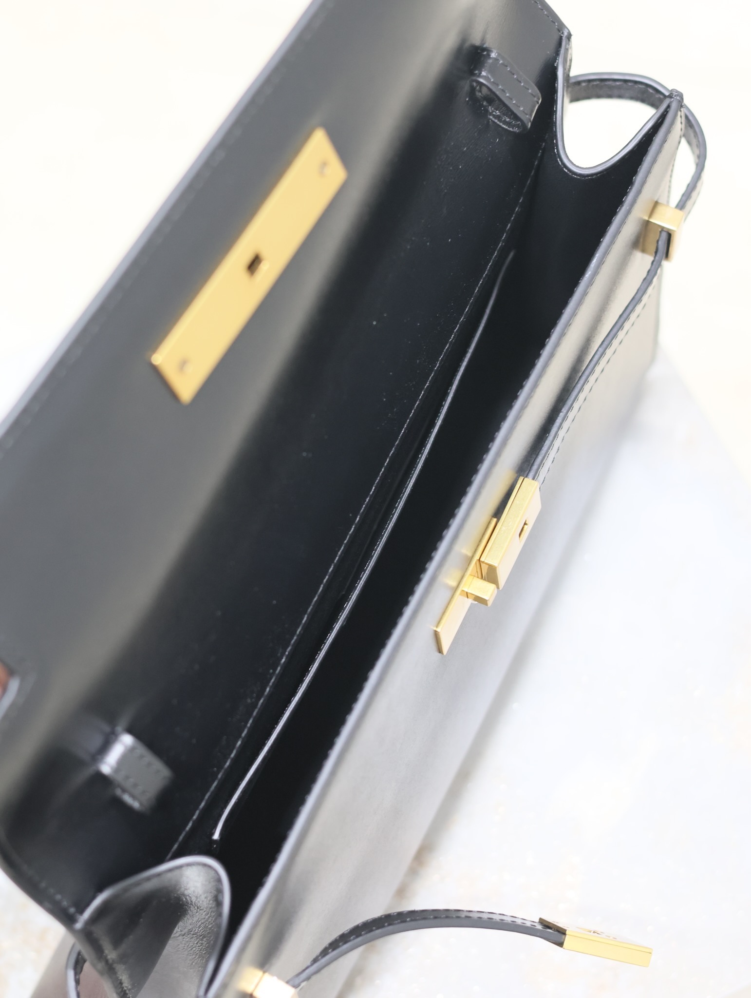 Manhattan_29cm
翻蓋曼哈頓法棍包，一改以往經典的logo，取而代之低調簡約的設計風格，它有點像H家的凱莉，很有復古的味道！商務➕休閒兩者結合，總結起來就是百搭！可以手拿，可以單肩或斜挎，一包多用，滿足了商務型女士，又滿足了小女生的休閒！精心挑選的意大利牙簽紋牛皮、完美的走線、精緻的五金讓整個包包都散髮出高級的味道！
型號：579271
尺寸：29x20.5x7cm