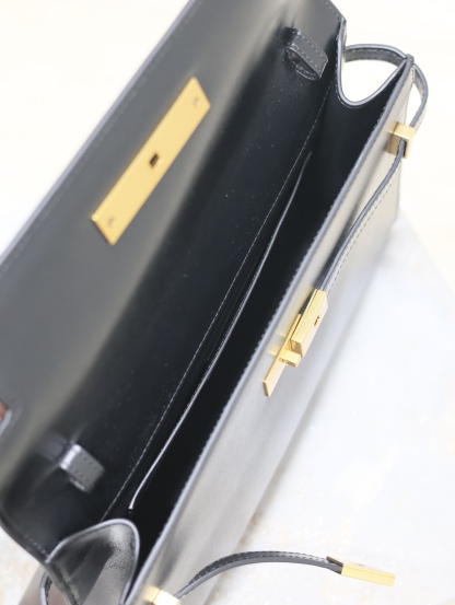 Manhattan_29cm
翻蓋曼哈頓法棍包，一改以往經典的logo，取而代之低調簡約的設計風格，它有點像H家的凱莉，很有復古的味道！商務➕休閒兩者結合，總結起來就是百搭！可以手拿，可以單肩或斜挎，一包多用，滿足了商務型女士，又滿足了小女生的休閒！精心挑選的意大利牙簽紋牛皮、完美的走線、精緻的五金讓整個包包都散髮出高級的味道！
型號：579271
尺寸：29x20.5x7cm