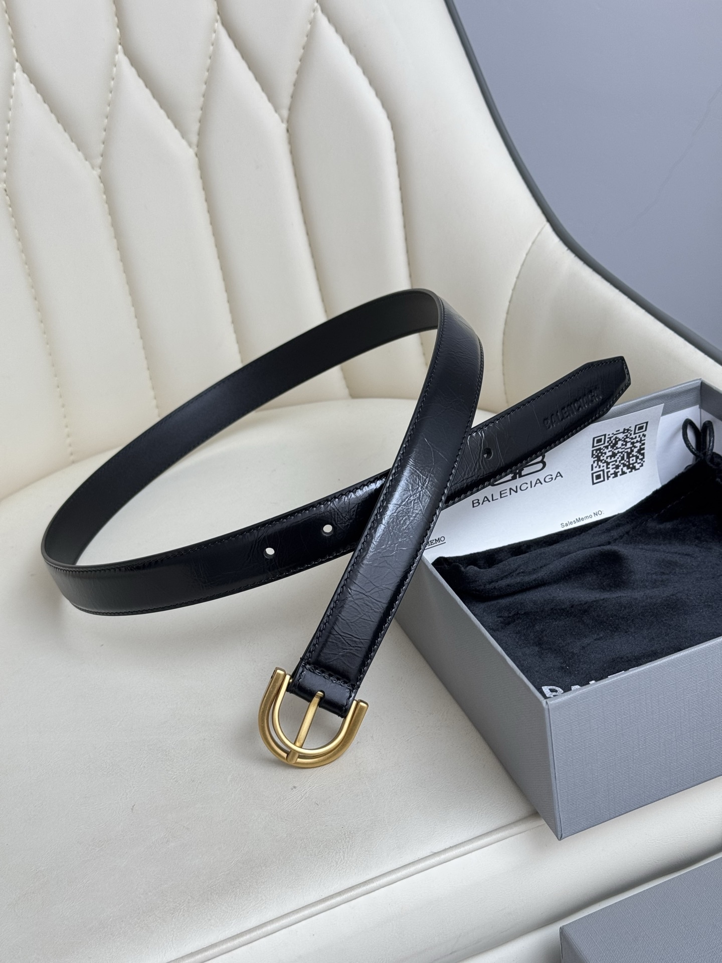巴黎世家（Balenciaga）寬度2.5cm 是法國的奢侈品牌，作為時尚界最具影響力品牌之一的地位。設計師源於：都市時尚潮流獨特的設計風格，採用進口小牛皮製作；搭配純銅復古五金，使其更具魅力。值得擁有的百搭精品
