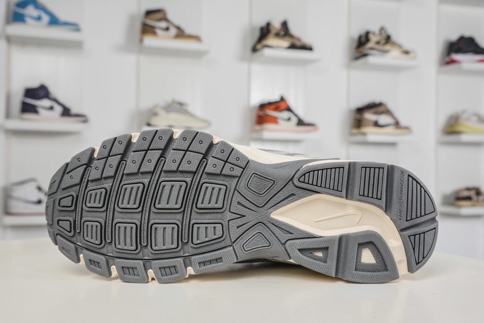 NK Air Zoom Vomero 20 經典復古潮流運動跑鞋 
貨號：HF9149 109
SIZE：36 36.5 37.5 38 38.5 39 40 40.5 41 42 42.5 43 44 45