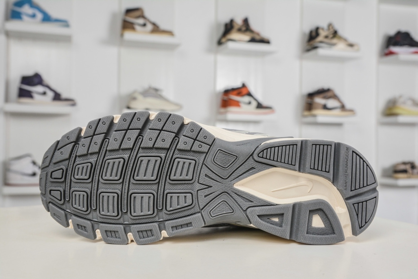 NK Air Zoom Vomero 20 經典復古潮流運動跑鞋 
貨號：HF9149 109
SIZE：36 36.5 37.5 38 38.5 39 40 40.5 41 42 42.5 43 44 45