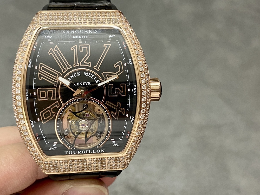 RMS最新款頂級復刻 法蘭克穆勒V45 Vanguard陀飛輪系列 歷時多年研發機芯 
1 1:1 超級復刻原裝複雜法穆蘭陀飛輪機芯 細節完美到位 打造正品機芯獨具的雙發條盒 超薄工藝 
2超長72小時動力儲存 告別每天手動上鏈 高端玩家的定制款 把頭上鏈30個半圈 發條盒為滿 不需要過度上鏈 
3 千錘百鍊 316L精鋼表殼 超薄表殼 與原裝一致厚度 彎曲弧度 更加貼合手腕 佩戴舒適 
4 純正進口意大利小牛皮 貼合手感品質一流的進口氟橡膠錶帶 與正版全完通用互換
5瑞士工程師 原版機芯拆解 一比一甲