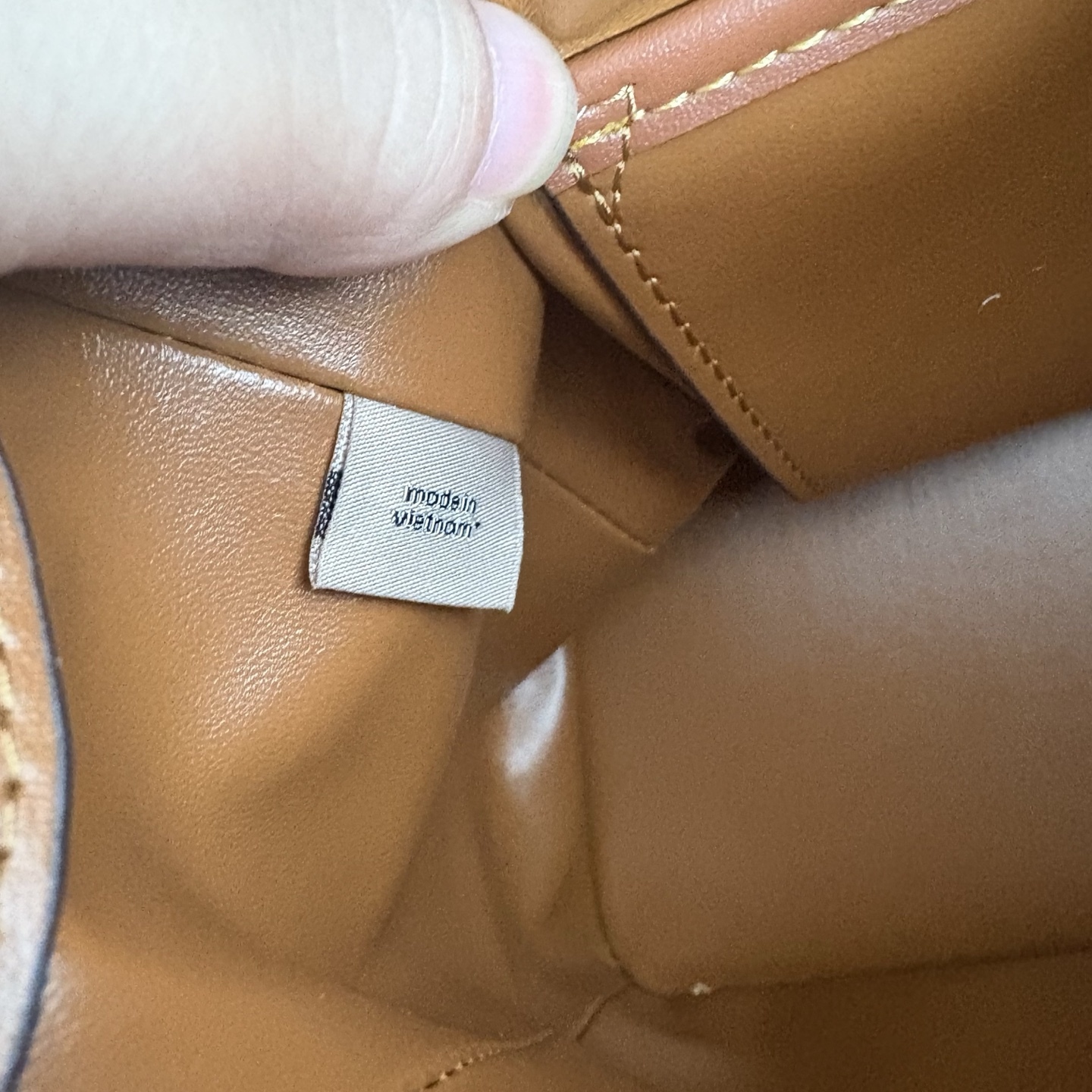 
新款hobo腋下包：CCC45荔枝紋黑色 灰色 酒紅
          CCC48鹿皮棕色 CCC48鹿皮墨綠
作為腋下包超級鬆弛下垂的風格，秋冬單品 容量超大還帶了一個磁扣的暗袋，出行遊玩或通勤都特別實用的一款。

尺寸：10*18*29。