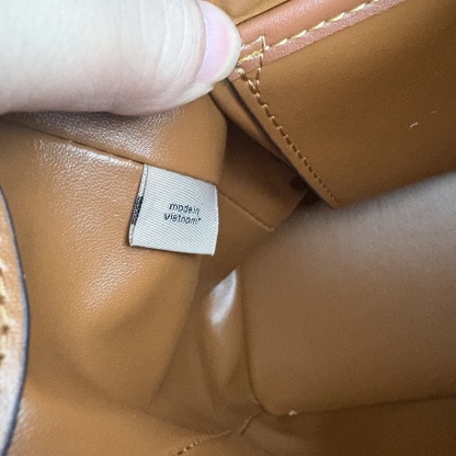 
新款hobo腋下包：CCC45荔枝紋黑色 灰色 酒紅
          CCC48鹿皮棕色 CCC48鹿皮墨綠
作為腋下包超級鬆弛下垂的風格，秋冬單品 容量超大還帶了一個磁扣的暗袋，出行遊玩或通勤都特別實用的一款。

尺寸：10*18*29。