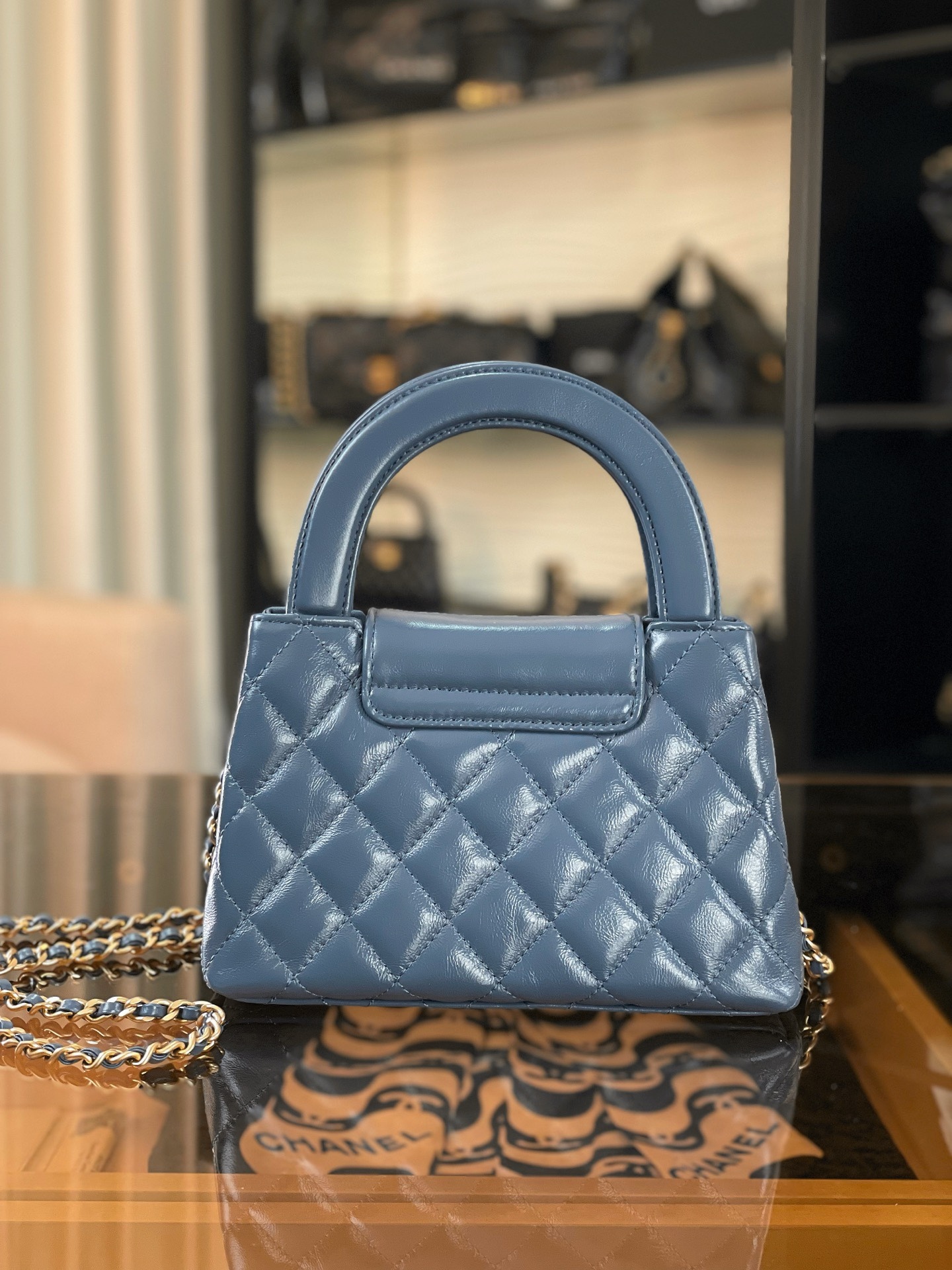 特▪️級 
🆕𝗖𝗵𝗮𝗻𝗲𝟭  
𝗞𝗲𝗹𝗹𝘆 手提鏈條包大號 霧霾藍

全網最熱🔥𝟤𝟦𝖯 𝗄𝖾𝗅𝗅𝗒手提袋
叱吒整個秀場，簡直美絕了〰️
簡約又復古的小手提很靈魂很舒適。
又乖又耐看，實在絕對愛不釋手❕

五金：厚鍍𝟤𝟦𝗄復古金
皮料：𝖵𝖾𝗅𝗂𝖾𝗋𝗊亮面小牛皮
尺寸： 𝟣𝟥*𝟣𝟫*𝟩 𝖼𝗆
4416