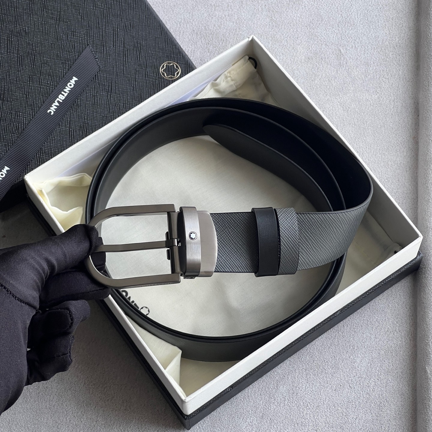 馬蹄形帶扣黑色/棕色雙面皮帶（35毫米）
馬蹄形閃亮鍍釕帶扣。可調節長度，3.5cm黑色和棕色雙面皮帶。打造經典靈動造型。
貨號 錶帶描述 黑色和棕色雙面牛皮皮帶 皮革圖案 金屬圓環上飾有萬寶龍六角白星 標識 搭扣裝置 易開啓裝置，可調節皮帶長度
搭扣形狀 馬蹄形主要顏色 黑色 | 棕色 搭扣類型 針扣式表扣