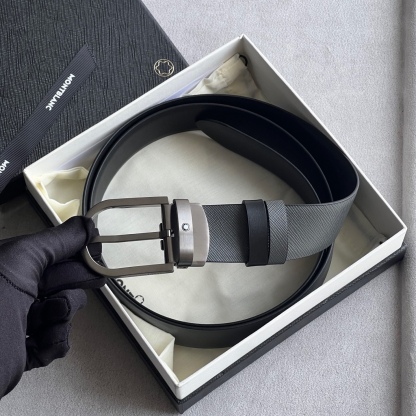 馬蹄形帶扣黑色/棕色雙面皮帶（35毫米）
馬蹄形閃亮鍍釕帶扣。可調節長度，3.5cm黑色和棕色雙面皮帶。打造經典靈動造型。
貨號 錶帶描述 黑色和棕色雙面牛皮皮帶 皮革圖案 金屬圓環上飾有萬寶龍六角白星 標識 搭扣裝置 易開啓裝置，可調節皮帶長度
搭扣形狀 馬蹄形主要顏色 黑色 | 棕色 搭扣類型 針扣式表扣