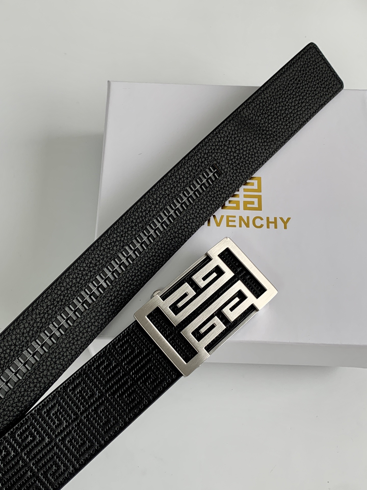 【紀梵希】新款男士 頭層小牛皮黑色壓花腰帶，內襯荔枝紋底，寬38毫米.搭配不鏽鋼經典4G自動扣.商務服裝造型的完美搭配。永恆經典！