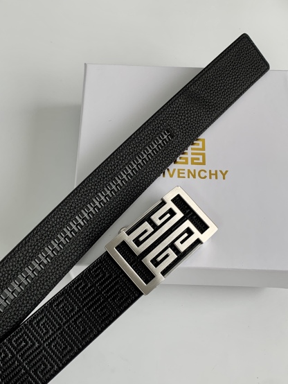 【紀梵希】新款男士 頭層小牛皮黑色壓花腰帶，內襯荔枝紋底，寬38毫米.搭配不鏽鋼經典4G自動扣.商務服裝造型的完美搭配。永恆經典！