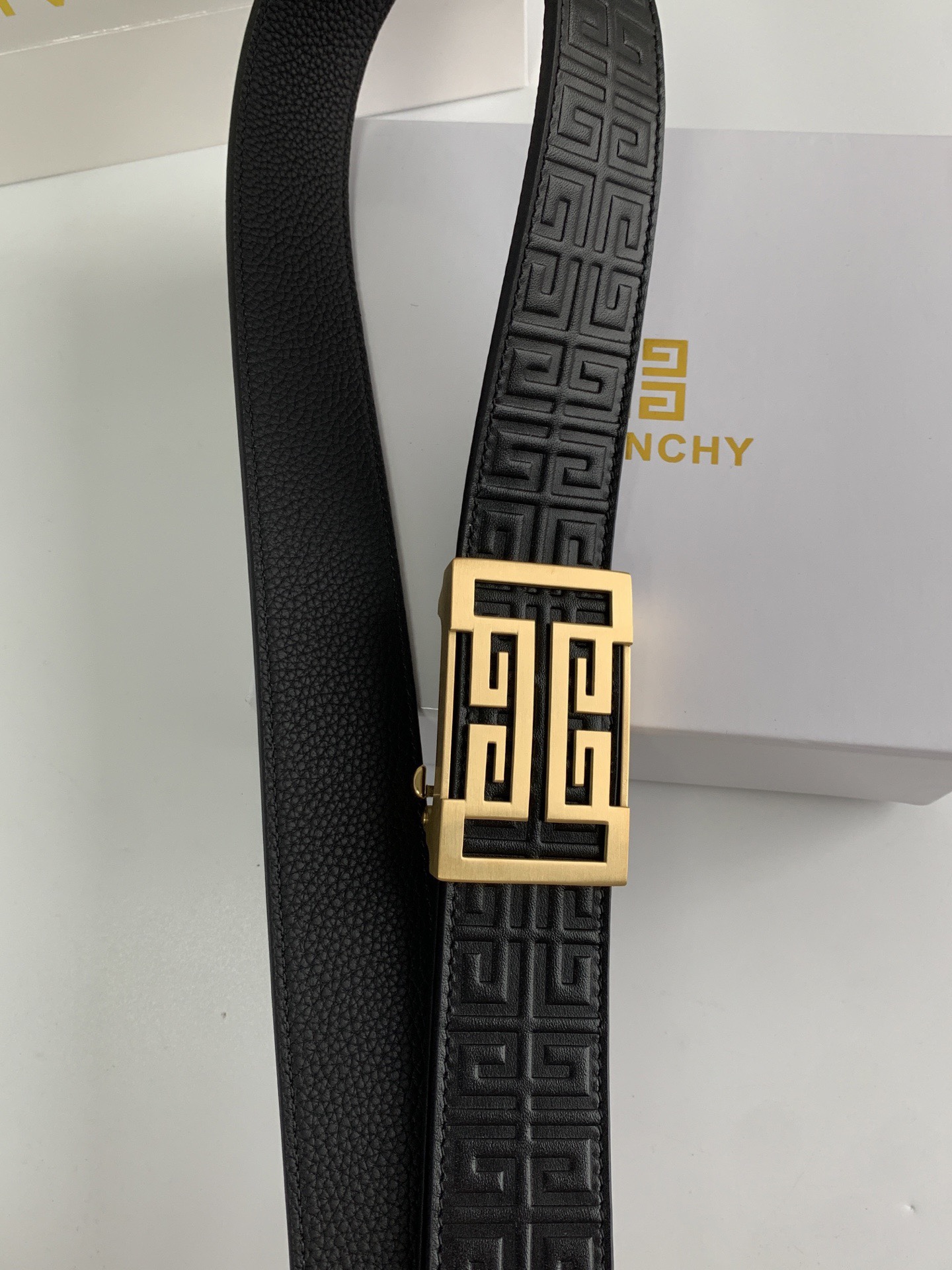 【紀梵希】新款男士 頭層小牛皮黑色壓花腰帶，內襯荔枝紋底，寬38毫米.搭配不鏽鋼經典4G自動扣.商務服裝造型的完美搭配。永恆經典！