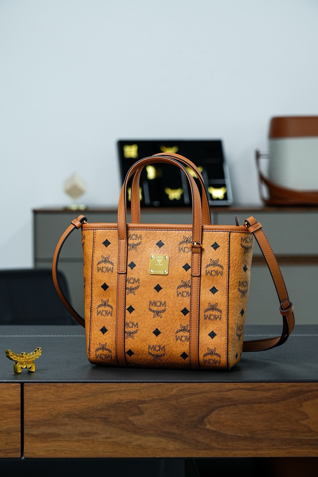 ®全新升級®官網同步
𝙈𝘾𝙈 𝘼𝙧𝙚𝙣 𝙏𝙤𝙣𝙞 𝙈𝙞𝙣𝙞
經典菜籃子購物袋

·CP獨家出品｜乾邑棕色
🉑️單肩🉑️斜挎 官網同步在售新版！
超級經典的菜籃子！搭配、日常、功能性、性價比都是決絕子！非常好的一款包。傳承經典設計 多種背法選擇 簡單大氣 實用性非常高。

型號：MWPAATN04CO001（新版）
尺寸：19*9.5*18.5cm
肩帶：98-114cm/可拆卸
把手：垂長10cm
顏色：乾邑色/棕色🏾