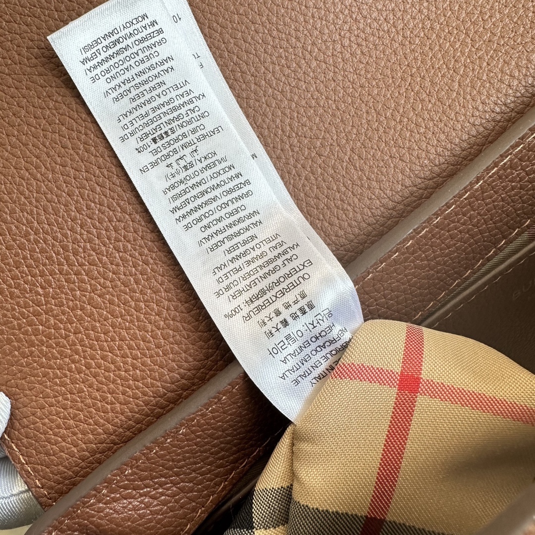 B家精巧字母寬肩帶斜跨包，選用粒紋皮革與 Vintage 復古格紋打造，設有徽鐫標刻按扣。搭配拆可式背帶，點綴花提精紡的品牌徽標。隨心變為換肩背包或手拿造包型。25 x 8.5 x 18cm🌟型號9061