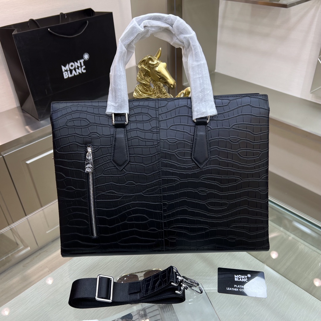 Montblanc lnternational（萬寶龍）新款公文包 採用進口鰐魚紋牛皮製作，頂級拋光不鏽鋼飾面金屬配件  ，正面萬家六角專屬標，內里雙隔層，簡單大方商務 成功男士們的最愛🤵🏻！
尺寸：40-30-7
型號：601312-1w