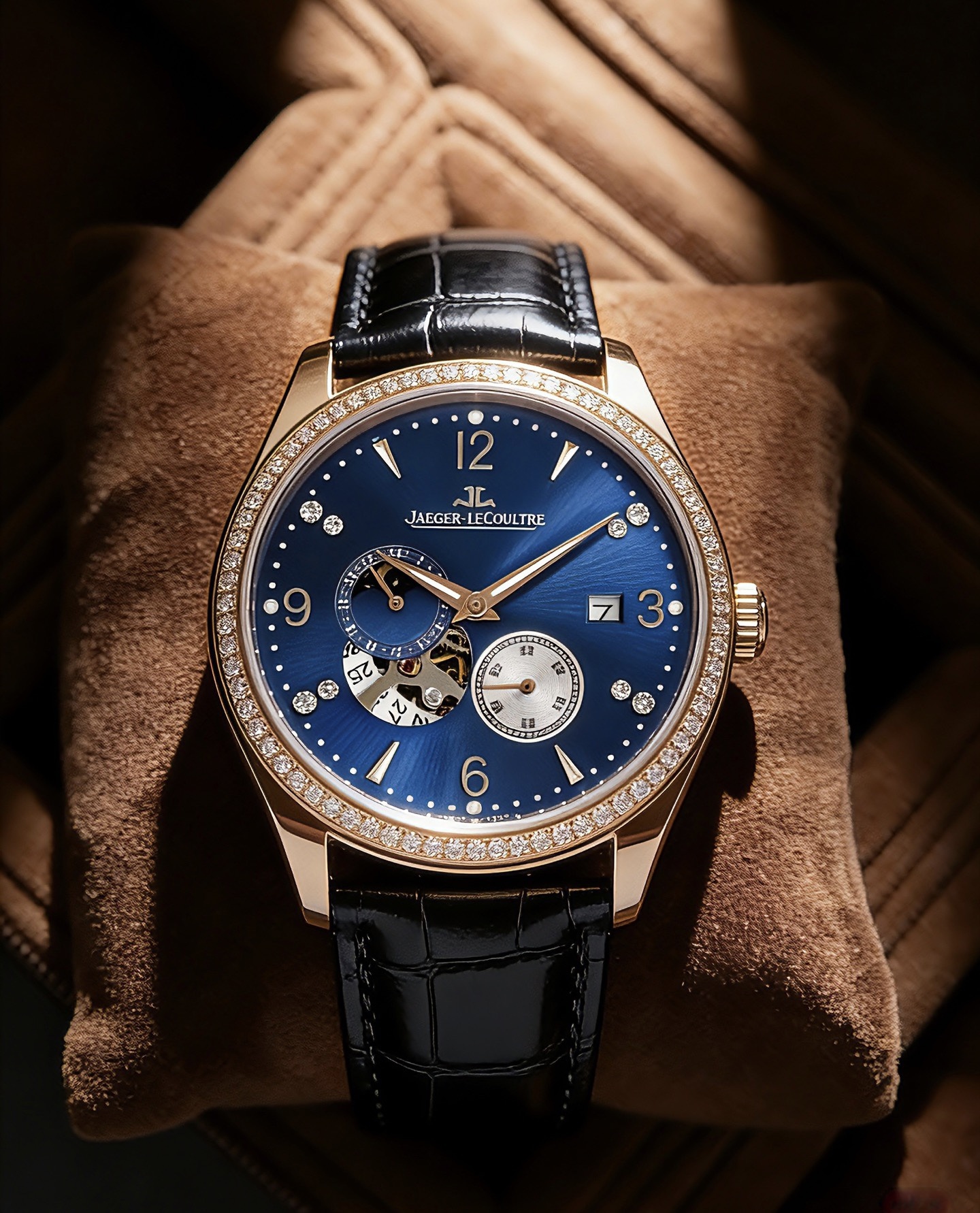 升級版全面到貨，頂級品質-積家Jaeger-LeCoultre 精品男士腕表，四針分離，技藝精湛，獨具匠心，尊貴大氣，紳士風格。採用亞洲進口的全自動28S6機械機芯（零返修質量，漩渦式小飛輪增添機械美感）簡約而不失簡單，頂級316L精鋼表殼，進口小牛皮錶帶，超強高清寶石💎鏡面，尺寸41*10.5mm，具體升級細節如下：【表殼】
1.表殼依舊保留圓潤的品牌經典元素外觀，採用904精鋼材質打造而成，經拋光潤飾，更顯精美華麗的設計風格，材質堅固耐用
2.平面部分均與正品一致經拋光處理，側邊採用磨砂處理