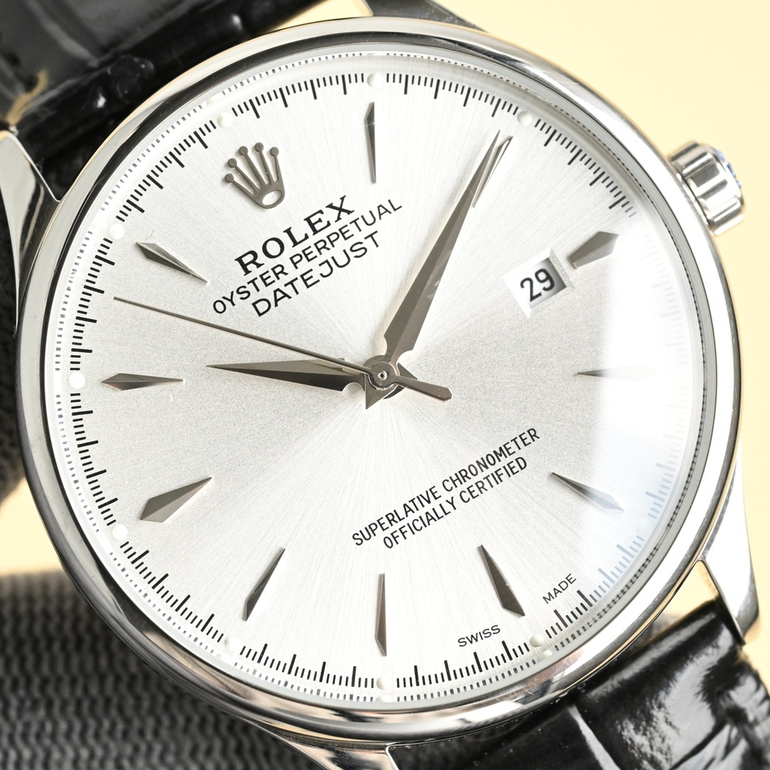 爆款主推勞力士【ROLEX】男士腕表 採用獨特的錶盤設計 搭配而來的是更高檔奢華的勞力士， 初識勞力士必憧憬有朝一日能擁有它，戴上勞力士必順風順水必發達，你值得擁有，歡迎評鑒！！
機芯：搭配全新進口8215西鐵城（零返修） 尺寸：40鏡面：藍寶石玻璃永不刮花 材質：316L精鋼表殼 動力：儲存48小時 防水深度：100米意大利小牛皮帶，原裝針扣！