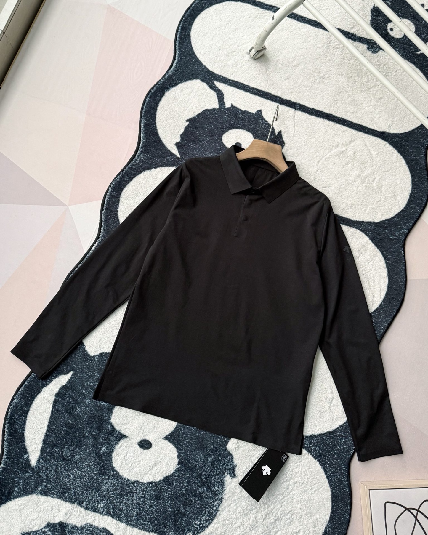 春季新款DESCENTE迪桑特吸濕長袖防曬+抗菌SECOt恤翻領POLO
2026春季新款
大身採用迪桑特自研面料，具有吸濕速乾，UPF215+防曬及Polygiene抑菌功能門襟採用激光切割工藝，結合肩部超聲波貼合工藝，提升細節品質感領口，門襟及下擺均採用熱壓工藝，外觀平整
頻繁穿梭於不同目的地航站樓，美學與實用兼具的著裝是應對高強度，快節奏，多場景工作的基礎。將戶外防護功能面料與都市生活設計剪裁兼容並蓄，實現全日多場景無縫切換讓戶外成為生活的新常態。