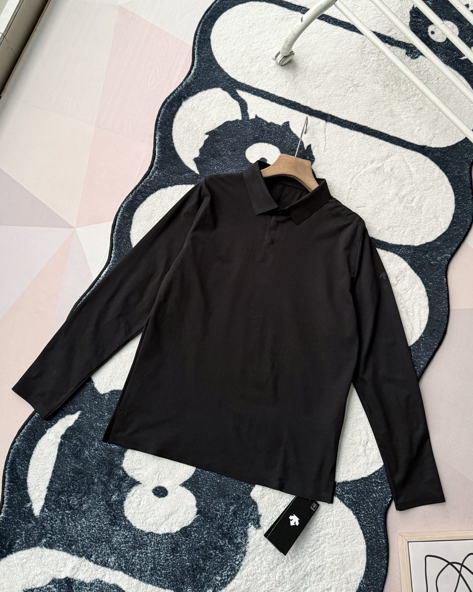 春季新款DESCENTE迪桑特吸濕長袖防曬+抗菌SECOt恤翻領POLO
2026春季新款
大身採用迪桑特自研面料，具有吸濕速乾，UPF215+防曬及Polygiene抑菌功能門襟採用激光切割工藝，結合肩部超聲波貼合工藝，提升細節品質感領口，門襟及下擺均採用熱壓工藝，外觀平整
頻繁穿梭於不同目的地航站樓，美學與實用兼具的著裝是應對高強度，快節奏，多場景工作的基礎。將戶外防護功能面料與都市生活設計剪裁兼容並蓄，實現全日多場景無縫切換讓戶外成為生活的新常態。