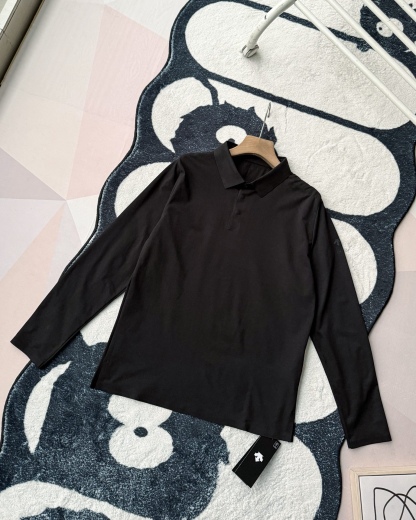 春季新款DESCENTE迪桑特吸濕長袖防曬+抗菌SECOt恤翻領POLO
2026春季新款
大身採用迪桑特自研面料，具有吸濕速乾，UPF215+防曬及Polygiene抑菌功能門襟採用激光切割工藝，結合肩部超聲波貼合工藝，提升細節品質感領口，門襟及下擺均採用熱壓工藝，外觀平整
頻繁穿梭於不同目的地航站樓，美學與實用兼具的著裝是應對高強度，快節奏，多場景工作的基礎。將戶外防護功能面料與都市生活設計剪裁兼容並蓄，實現全日多場景無縫切換讓戶外成為生活的新常態。