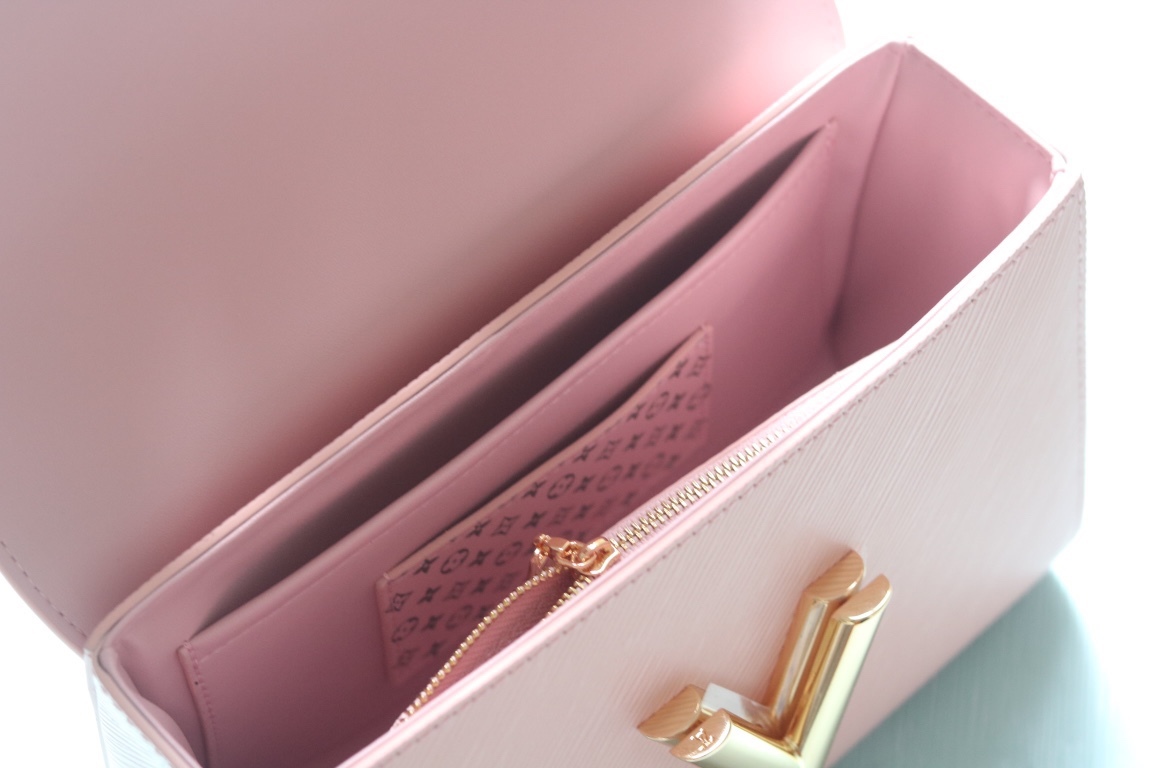 [玫瑰]最新款[玫瑰][玫瑰] 原版品質【獨家實拍 款號:50506/M11723/M11724/M11725 】
 本款 Twist 中號手袋擁有 Epi 皮革的考究肌理，搭配牛皮革內襯和光滑牛皮革飾邊。琺 Monogram 花卉懸掛於纖細鏈條，可拆卸並調節的肩帶實現肩背和斜挎選擇。17 x 9.5 x 23釐米(高 x 寬 x 長度)