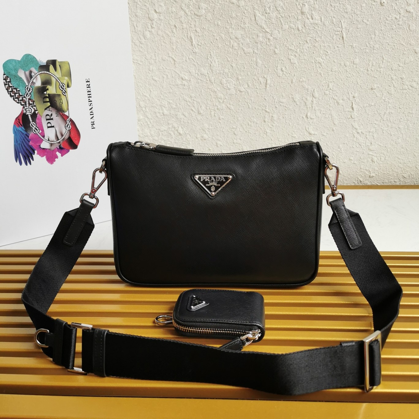 【 原單】🎉全皮三合一😘😘款號2VH113全皮/十字紋牛皮😘😘網紅帥哥靚女團瘋狂種草而風靡時尚圈三合一出了新款！👏👏這款三合一包設計太棒了👍👍配有可拆卸長肩帶，最愛的是肩帶還掛著個小掛飾（小包），也可以掛其它包和褲頭當飾品呼應 🙊🙊平常各種衣著搭配都沒 問題😘😘寶寶們趕緊入手哦，男女共用款，太帥了🙊🙊長23x高18x寬5.5cm