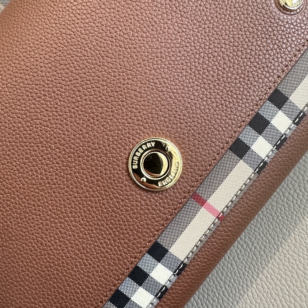 B家精巧字母寬肩帶斜跨包，選用粒紋皮革與 Vintage 復古格紋打造，設有徽鐫標刻按扣。搭配拆可式背帶，點綴花提精紡的品牌徽標。隨心變為換肩背包或手拿造包型。25 x 8.5 x 18cm🌟型號9061