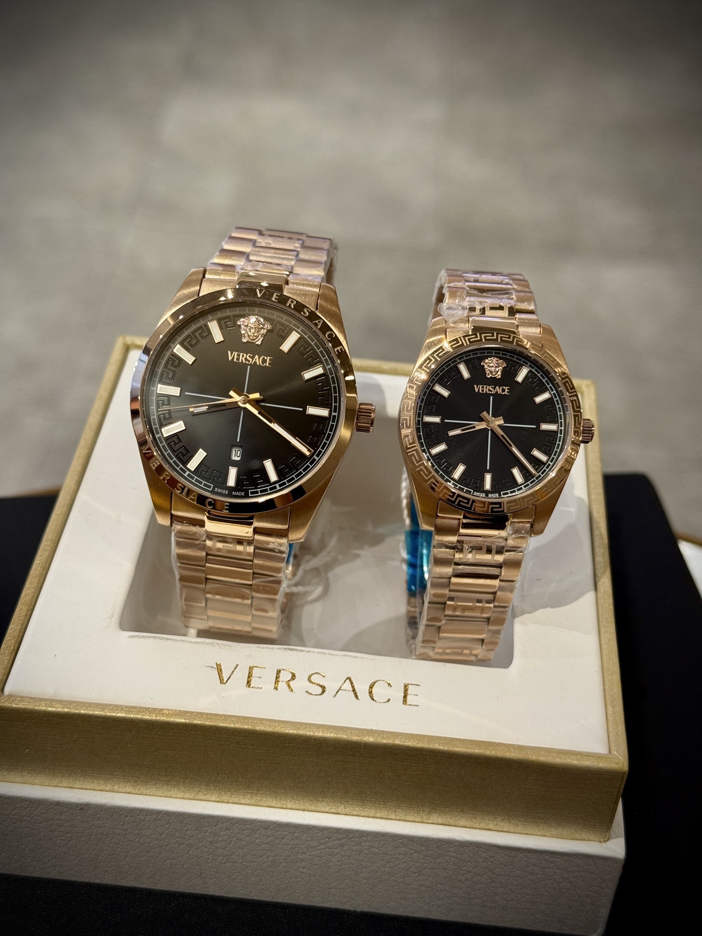 Versace範思哲石英手錶，VERSACE MILLENYIUM  LADY系列，採用希臘回紋元素錶盤，12時位飾有美杜莎頭像展現範思哲經典圖案魅力，錶鏈印刻希臘回紋搭配雙按蝴蝶扣設計，兼具時尚與舒適，錶盤男款40mm 女款32mm 30米生活防水，進口石英機芯

立即搶購👉