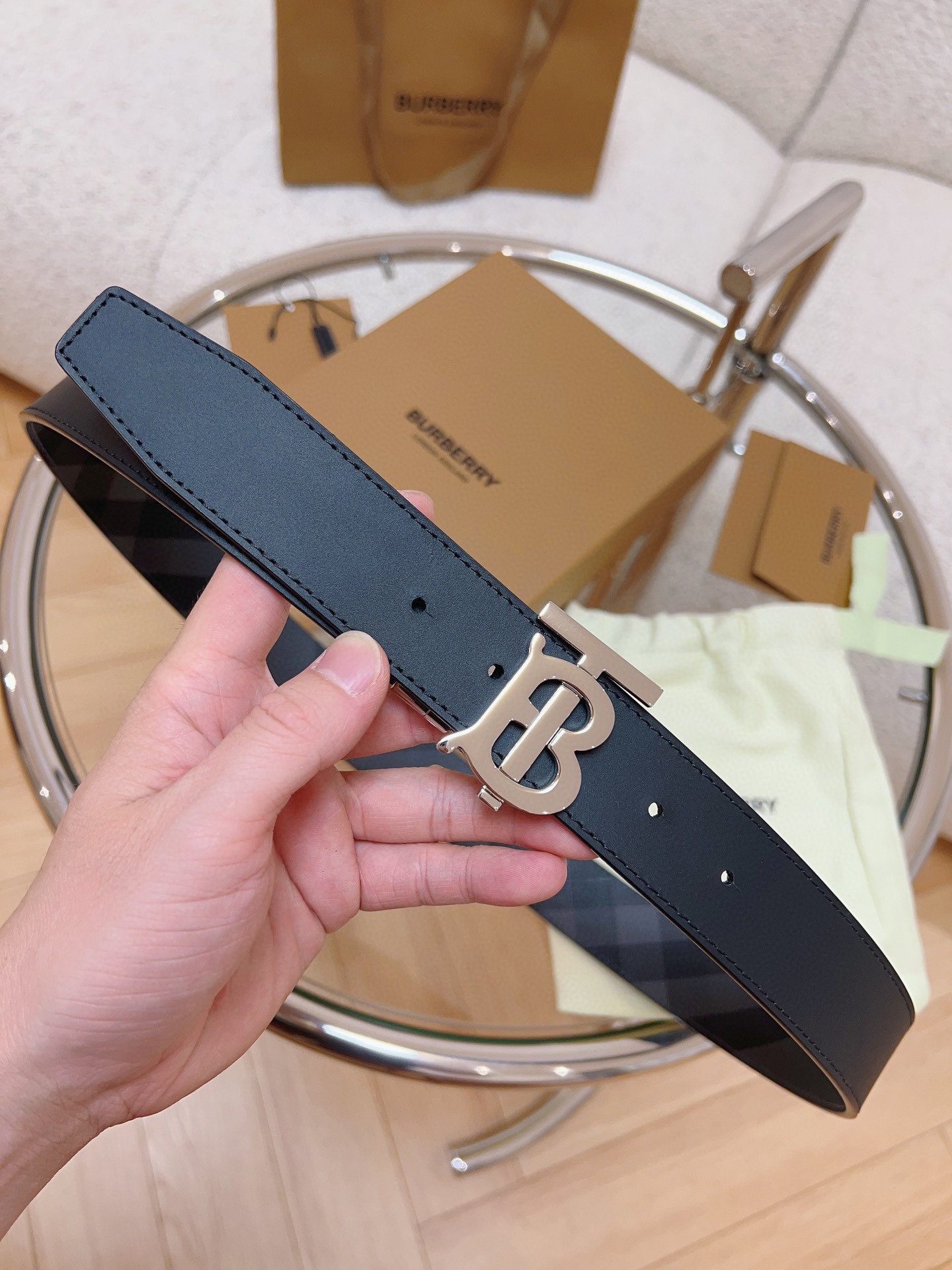 Burberry巴寶莉專櫃同步上新🎉🎉意大利制腰帶 裝飾品牌專屬標識壓花圖案 搭配鍍鈀金搭扣  營造精緻設計感 寬:3.5cm  精緻優雅