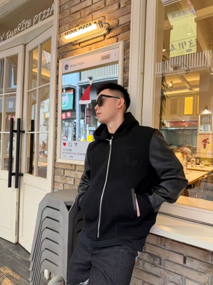 🔝CELINE賽琳CE 大C毛呢皮袖連帽外套
主體採用羊毛混紡面料，經特殊編織工藝打造，質地厚實而不失柔軟，呈現細膩的啞光光澤。羊毛纖維經過預縮處理，有效避免穿著後的變形與起球，同時保留天然的保暖性與透氣性。衣袖部分選用皮革，通過特殊處理賦予皮革細膩的粒面紋理與溫潤光澤，隨著穿著會逐漸形成獨特的使用痕跡，成為專屬的時光印記。內襯採用100%粘膠纖維，手感絲滑且垂墜感佳，與面料形成良好的內外呼應，提升穿著舒適度。
胸前C字貼飾採用毛巾繡工藝，以6mm粗細的紗線層層堆疊，形成飽滿的立體肌理。刺繡