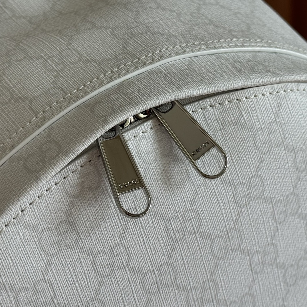 💋💋💋《配全套原廠專櫃包裝》【新品】Ophidia系列匠心選用白色配色，搭配經典廓形與新增功能性設計，甄選觸感柔軟的織物打造。這款背包以柔軟GG Supreme材質打造，匠心綴飾雙G標識和紅綠織帶細節。
