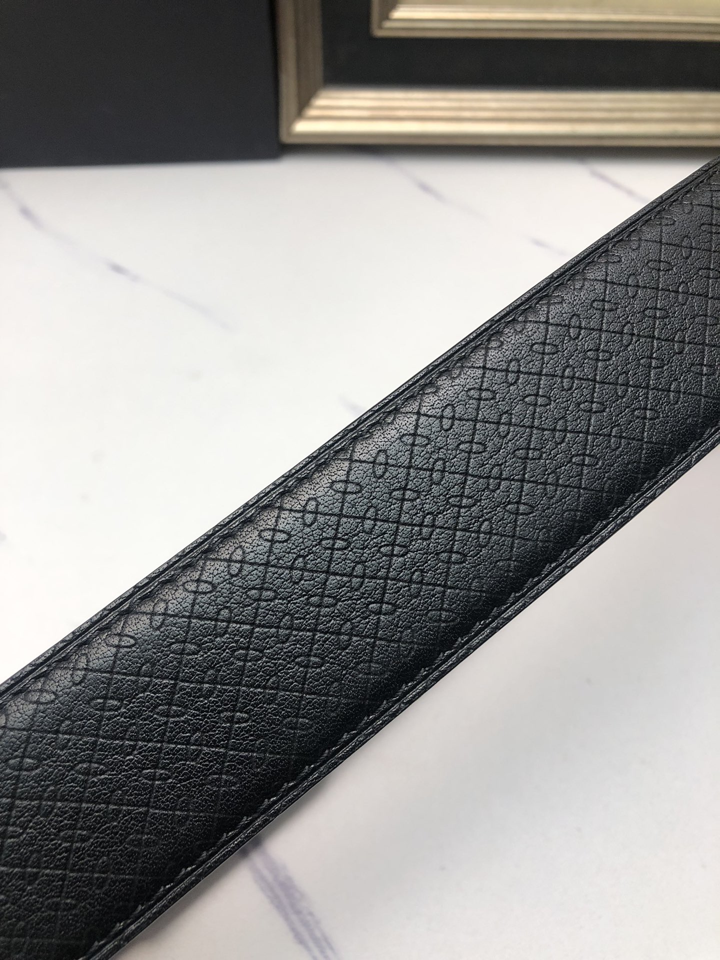 阿曼妮：原單頭層小牛皮燙印花紋，內襯平紋牛皮底，營造織紋外觀。飾以標誌原單扣。專櫃寬度4.0