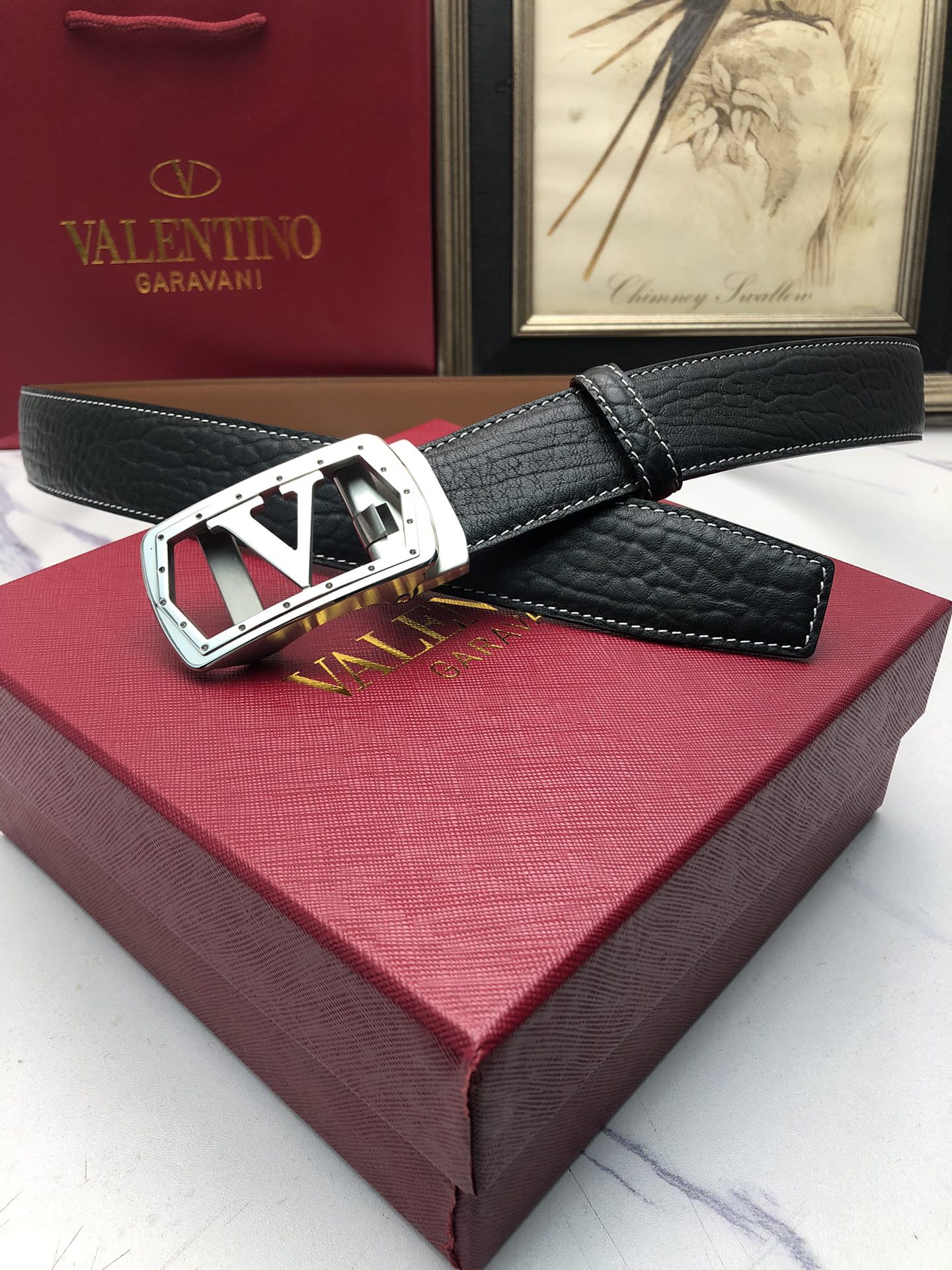 華倫天奴：原單頭層牛皮大象皮紋面，內襯頭層小牛皮底，搭配原單自動扣，可裁剪的自動帶，此款腰帶面雙採用意大利原定廠制進口牛皮帶身 ，對專版櫃足寬3.5