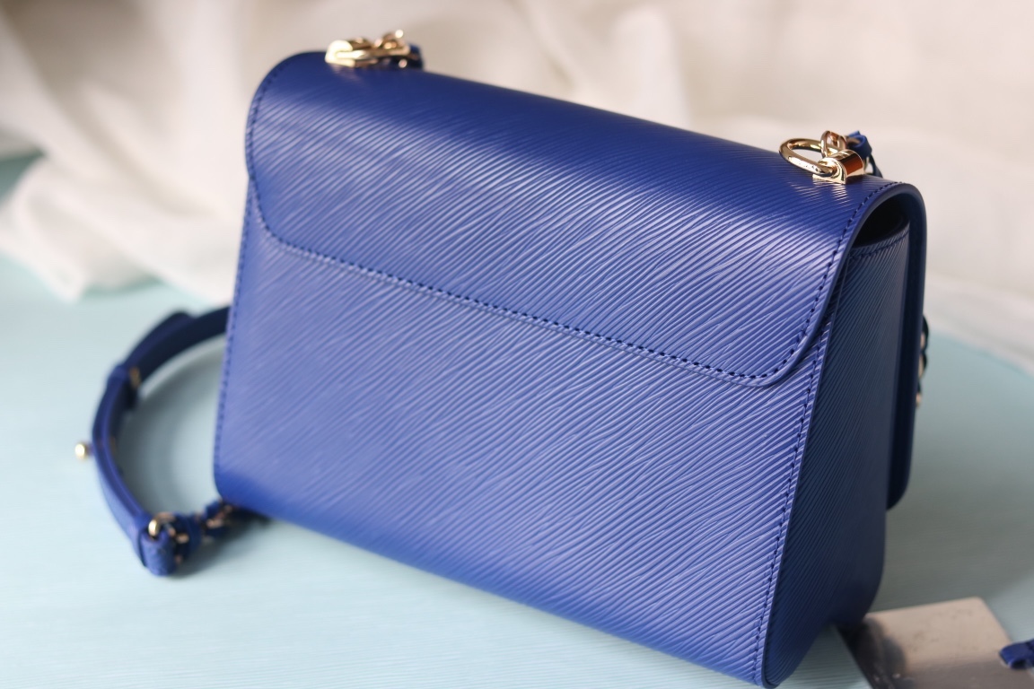 [玫瑰] 原版品質[玫瑰]歡迎貨比三家[玫瑰]款號：50396/23271/23267/23377[玫瑰][玫瑰][玫瑰]本款 Twist 中號手袋取材Epi粒面皮革。標誌性鎖扣點綴同色琺瑯，呈現絎縫效果，致意品牌硬箱內部圖案，並彰顯路易威登匠心工藝。可由日入夜背攜，釋放潮流格調。[玫瑰]
23x 17x9.5釐米(長度x高x寬) Epi 粒面皮革
Epi粒面皮革飾邊牛皮革內襯金屬件
LV Twist 扭鎖
內貼袋，配有可拆卸鏡子後側內貼袋
大號前內袋配有拉鍊袋肩帶:可拆卸，可調節包帶半長:49.0釐