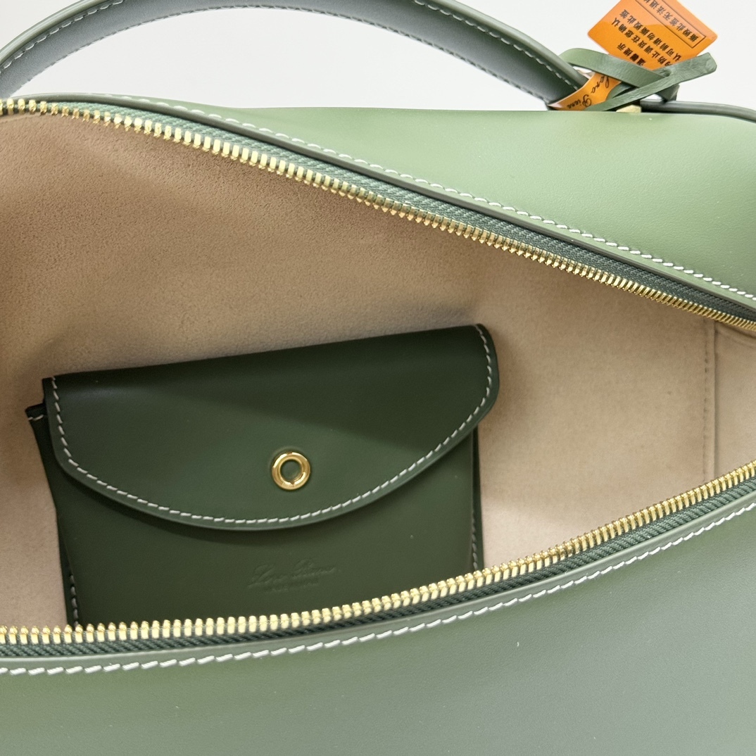 𝓛𝓸𝓻𝓸 𝓟𝓲𝓪𝓷𝓪 諾悠翩雅
𝑬𝒙𝒕𝒓𝒂 𝑩𝒂𝒈 𝑳𝟐𝟕 
寬開口加大容量斜挎包，包型設計更立體更有型，包身採用進口原廠小牛皮，手感柔軟而獨特，包包內部結構多了內袋。雙向加長拉鍊開合，配有My Charms金色金屬掛飾（LP特級純鋼五金配件）
size：27*16*10釐米
配全套專櫃禮盒包裝🎁